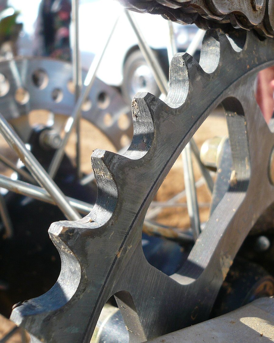 Cadena y corona de una moto